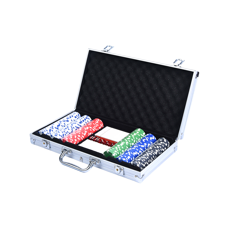 Alumiinikotelo, jossa on noppa ja jakajapainike Premium-pokerimerkkisetti