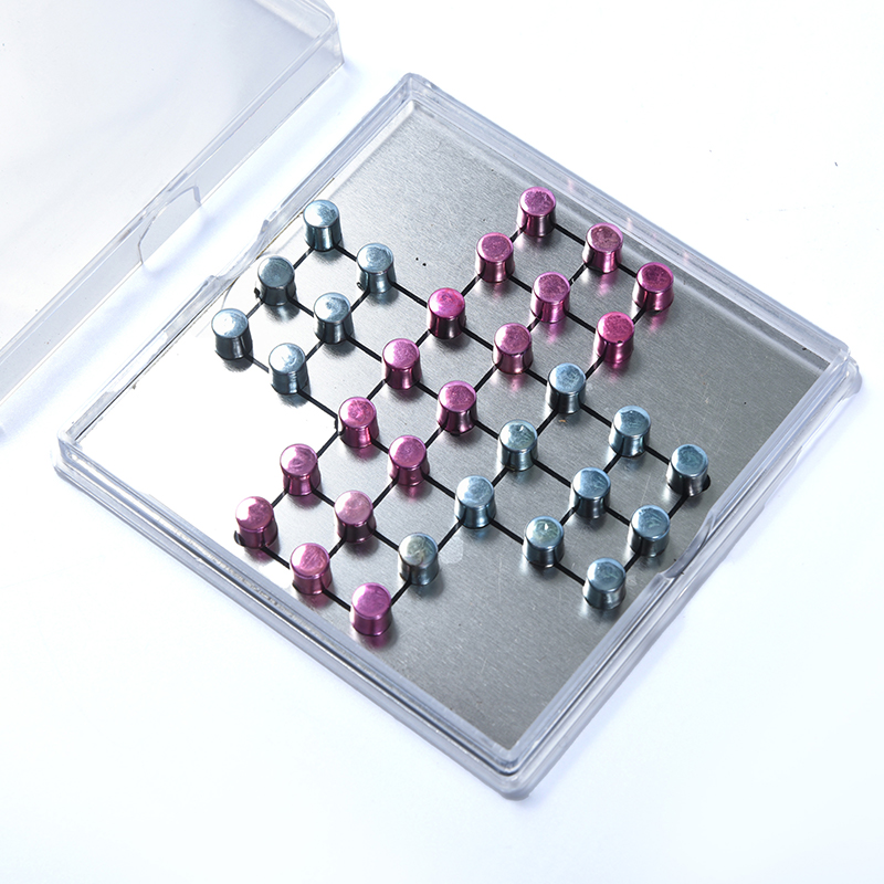Magneettinen metallinen Tic-Tac-Toe-setti kirkkaassa akryylikotelossa