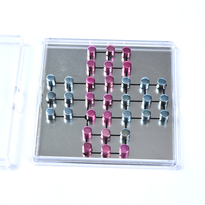 Magneettinen metallinen Tic-Tac-Toe-setti kirkkaassa akryylikotelossa