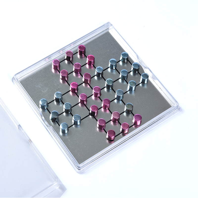 Magneettinen metallinen Tic-Tac-Toe-setti kirkkaassa akryylikotelossa