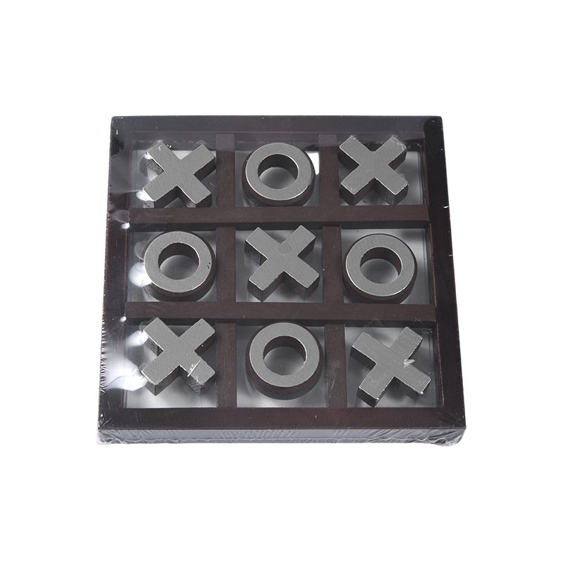 Kullanväriset palat tummassa kehyksessä, puisessa Tic-Tac-Toe-pelissä