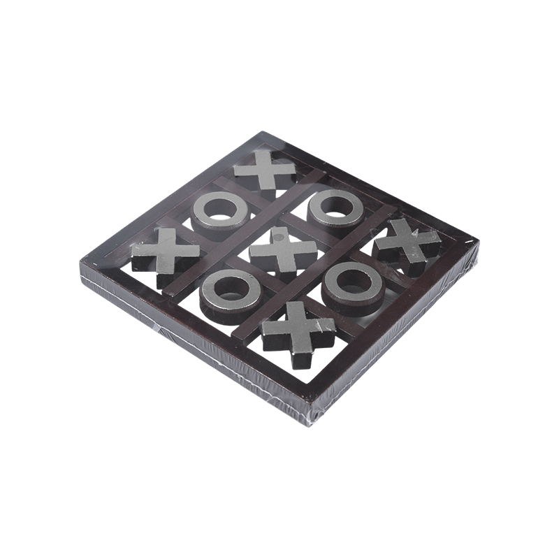 Kullanväriset palat tummassa kehyksessä, puisessa Tic-Tac-Toe-pelissä