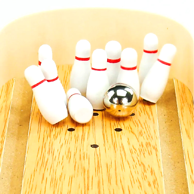 Kompakti puinen setti teräspallolla ja nastalla Mini Desktop Bowling Game