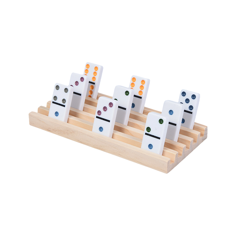 Värikkäitä pistekuvioita järjestetyllä näytöllä puinen Domino-teline