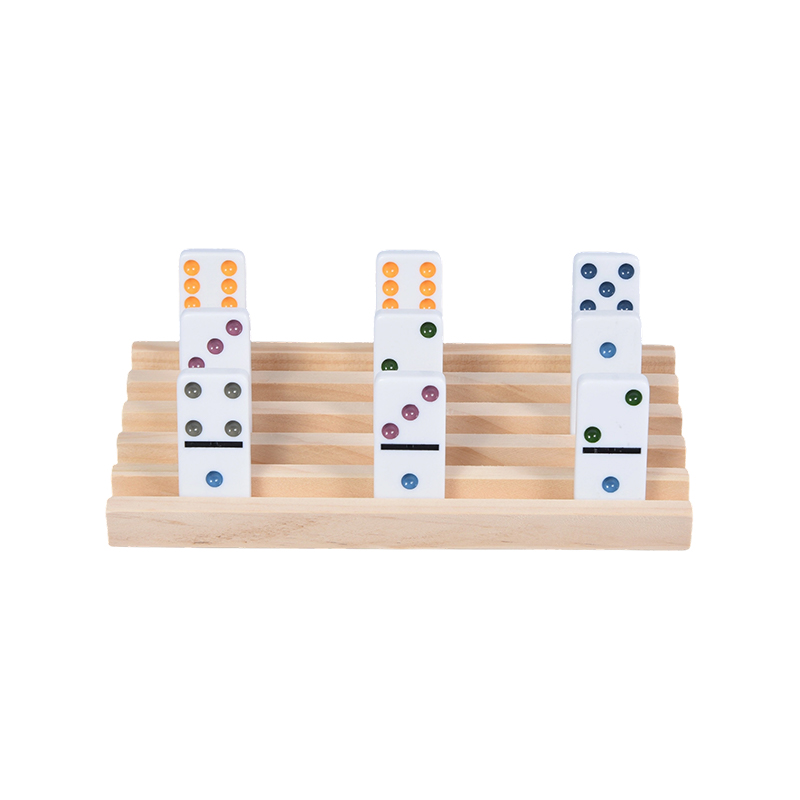 Värikkäitä pistekuvioita järjestetyllä näytöllä puinen Domino-teline