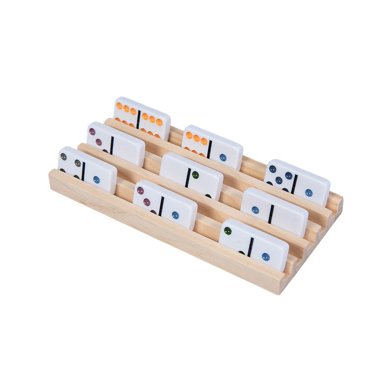 Värikkäitä pistekuvioita järjestetyllä näytöllä puinen Domino-teline