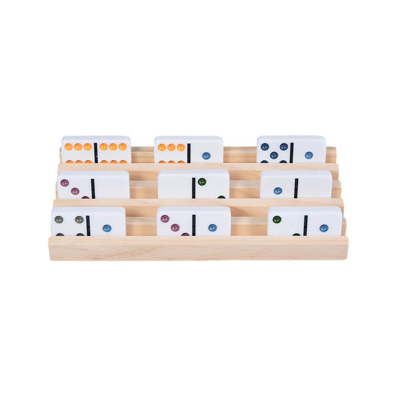 Värikkäitä pistekuvioita järjestetyllä näytöllä puinen Domino-teline
